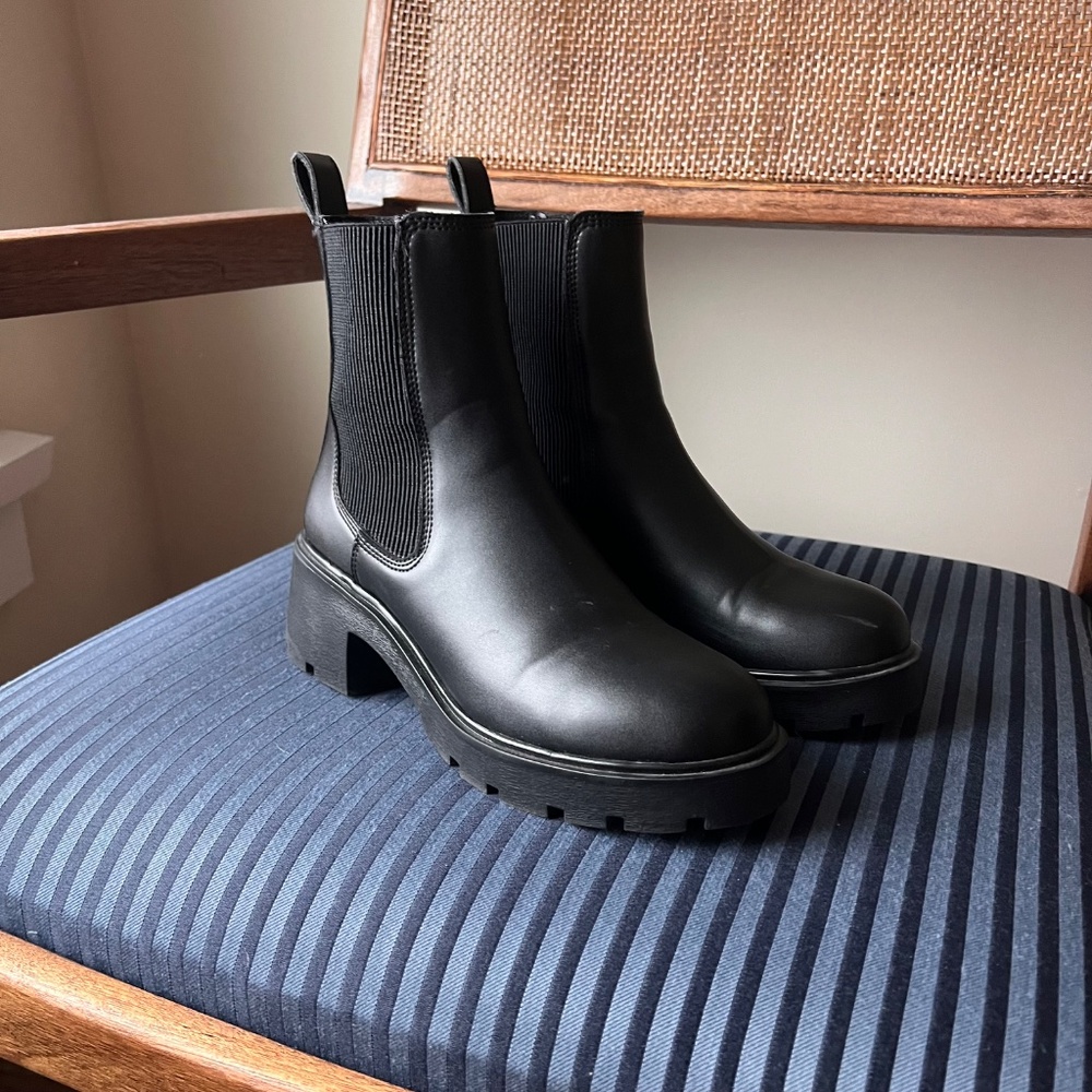 Steve Madden Honored Chelsea Bootie in Black